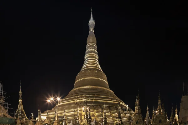 Shwedagon pagode em Yangon, Birmânia (Myanmar) à noite — Fotografia de Stock