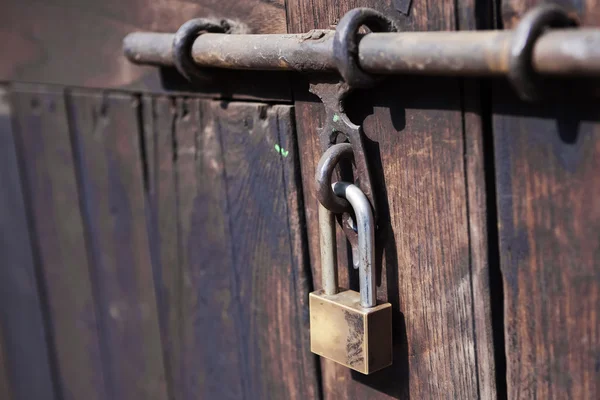 Vorhängeschloss, Holztür mit Metallverriegelung schließen — Stockfoto