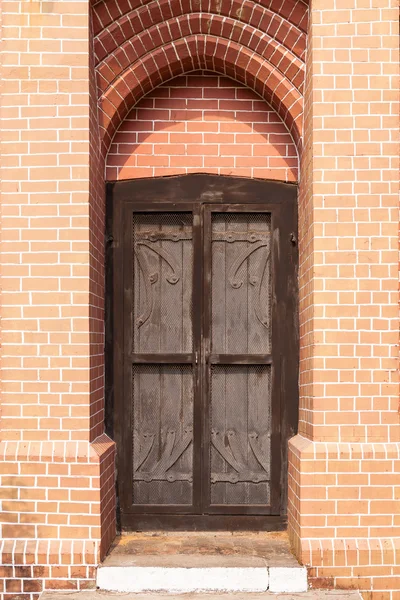 Porta di legno, e muro di mattoni — Foto Stock