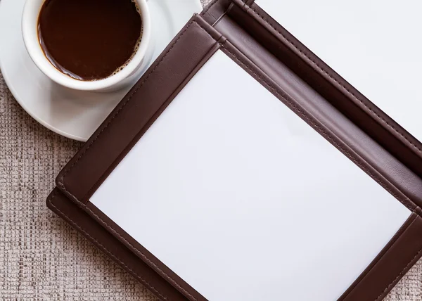 空白的白色笔记本、 笔和杯咖啡 — 图库照片