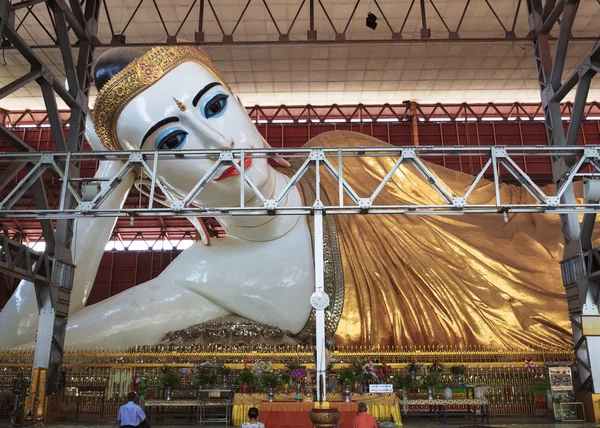 Il gigante Buddha sdraiato al tempio Chaukhtatgyi a Yangon, Mya — Foto Stock