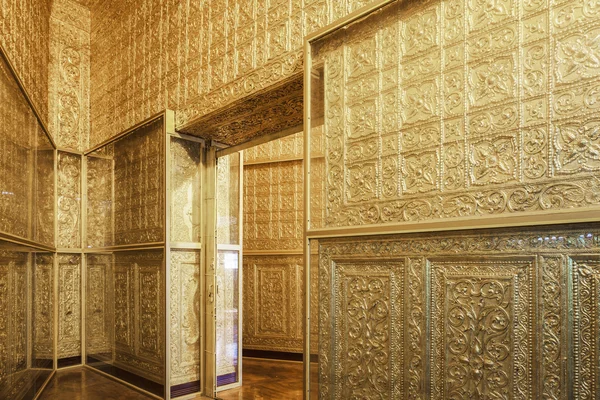 Kamer gemaakt van goud, botataung pagode in yangon — Stockfoto