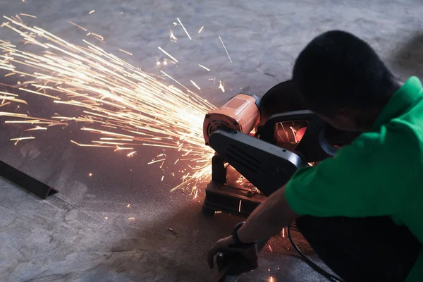 Trabajador de corte de acero y chispa — Foto de Stock