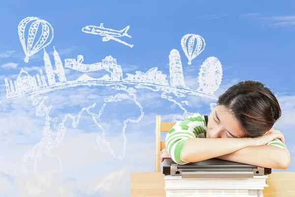 Aziatische vrouw dromen over vakantie- en reisinformatie — Stockfoto