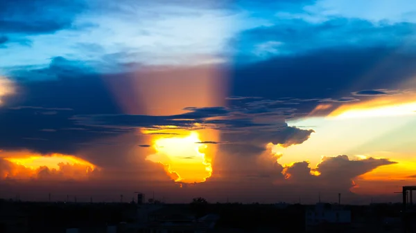 Zonsondergang blauwe hemel en wolken — Stockfoto