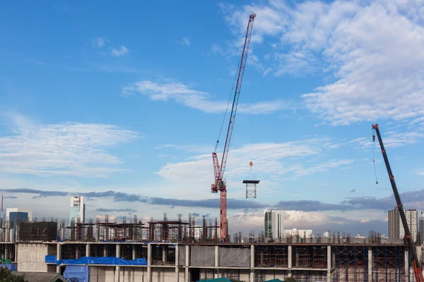 Crane arbetaren och byggnad — Stockfoto