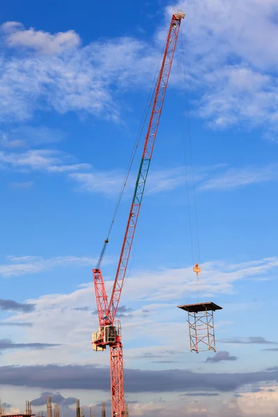 Kraan werknemer en gebouw — Stockfoto