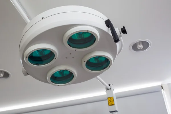Cerrahi operasyon odasında cerrahi ışık ya da tıbbi lamba — Stok fotoğraf