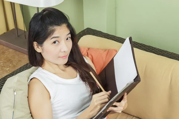 Asiatische junge Geschäftsfrau arbeitet — Stockfoto