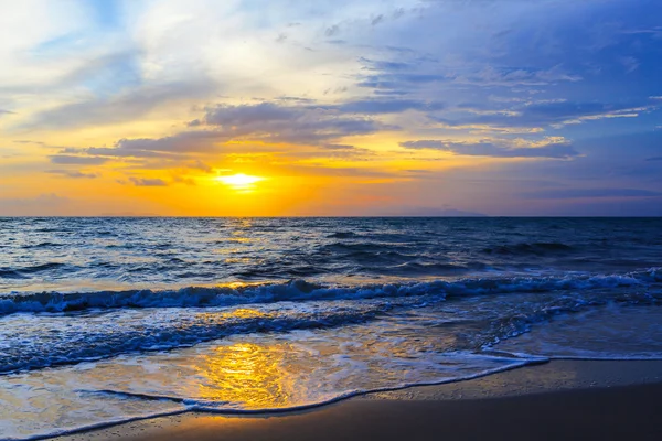 Solnedgång och strand — Stockfoto