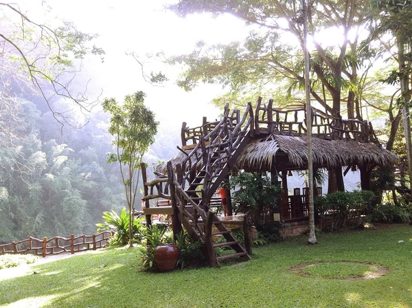 Cabana de madeira no resort de Kanjanaburi, Tailândia — Fotografia de Stock