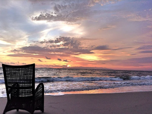 日落海滩椅子剪影 — 图库照片