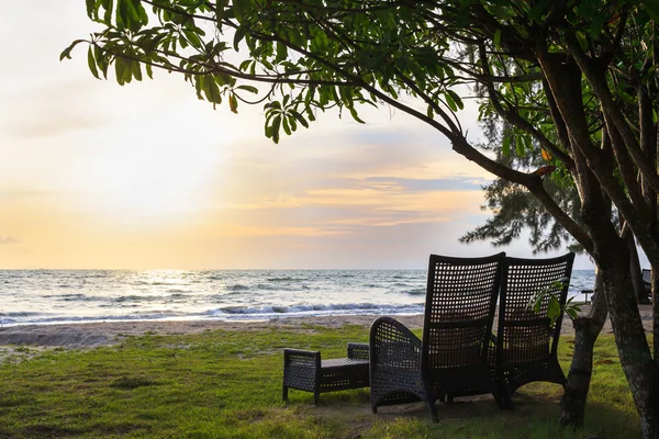 Chaise de plage sur la plage de sable pour se détendre — Photo