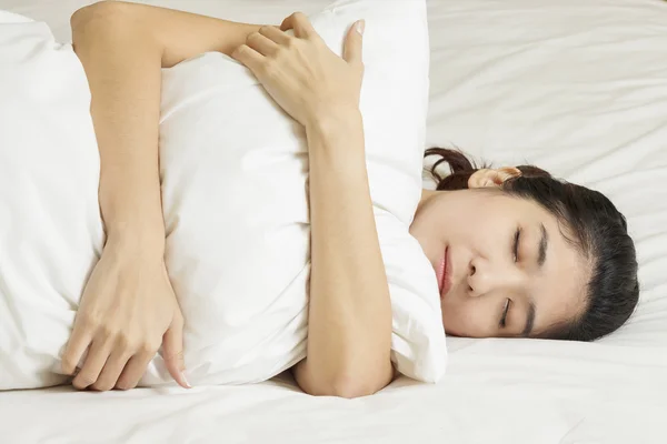 Jovem bela mulher dormindo na cama — Fotografia de Stock