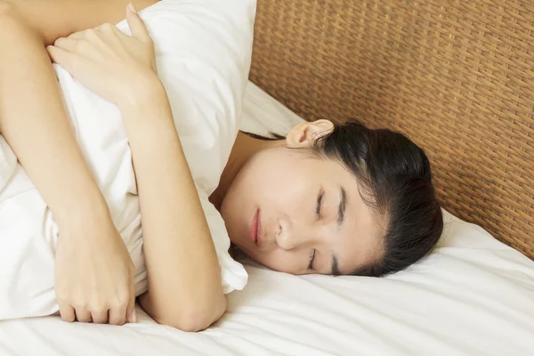 Młoda piękna kobieta śpi w łóżku — Zdjęcie stockowe