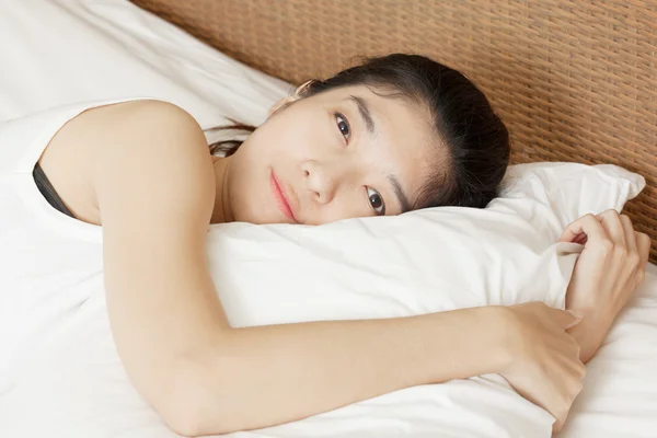 Ung vacker kvinna som sover i sängen, i morgon — Stockfoto