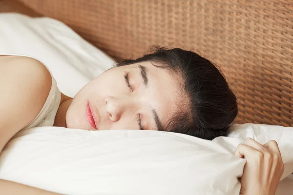 Jovem bela mulher dormindo na cama — Fotografia de Stock