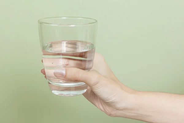 Жінка рука зі склянкою води — стокове фото