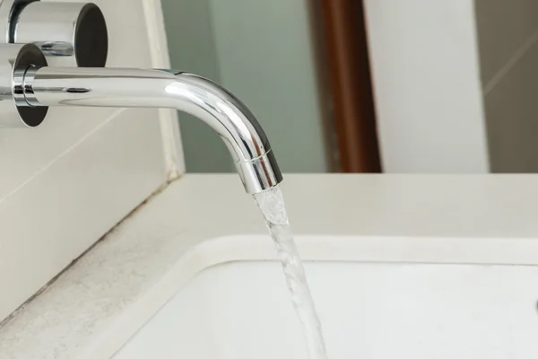 Grifo de agua con agua corriente —  Fotos de Stock