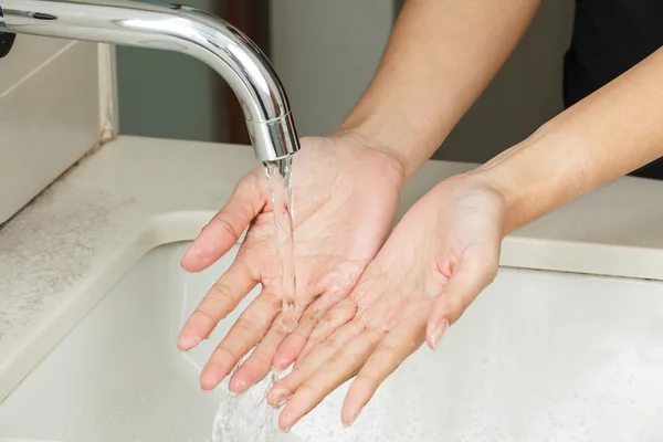 Lavar as mãos com sabão — Fotografia de Stock