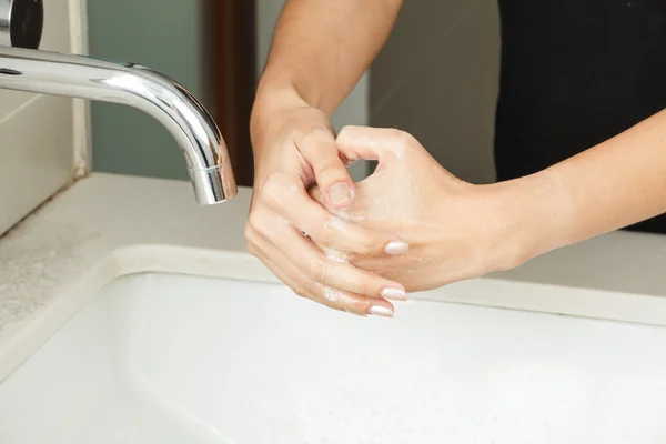 Hände mit Seife waschen — Stockfoto