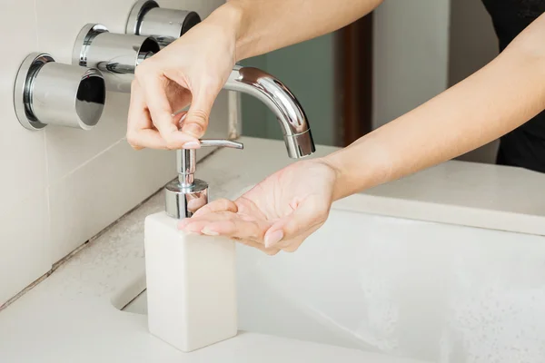 Πλένει τα χέρια με σαπούνι — Φωτογραφία Αρχείου