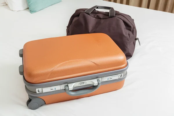 Бизнес-чемодан на кровати для путешествий — стоковое фото