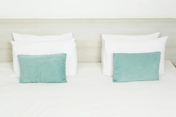 Oreillers blancs et verts sur le lit — Photo