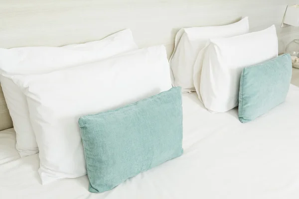 White and green pillows on bed — Stock Photo, Image