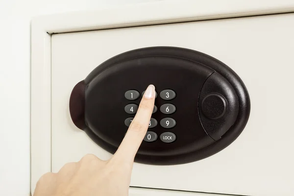 Hand druk op de toets op Kluisje voor openen — Stockfoto