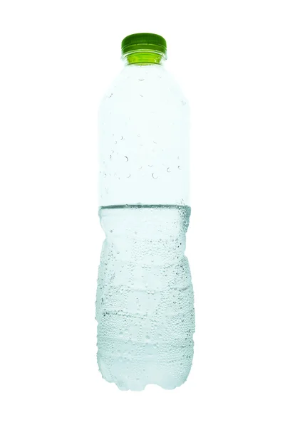 Наполовину вода в маленькій пластиковій пляшці на білому фоні — стокове фото