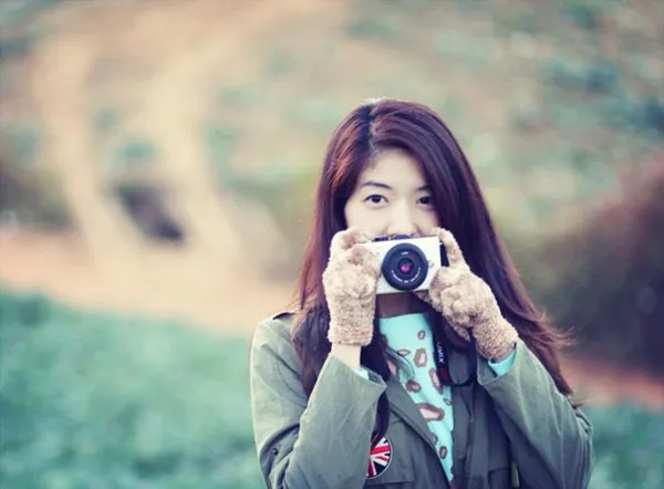 Jonge vrouw & haar camera — Stockfoto