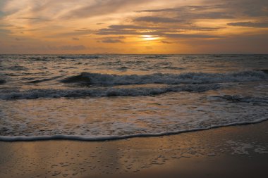 kum ve plaj gün batımı ile