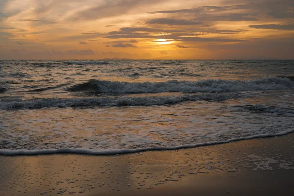 Песок и пляж с закатом — стоковое фото