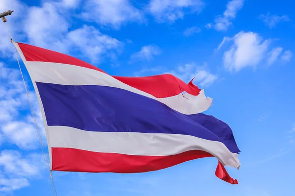 Bandera ondeante defectuosa de Tailandia y fondo azul del cielo — Foto de Stock