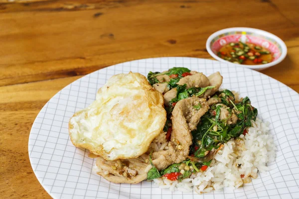 Tailandia comida tradicional, arroz frito de albahaca picante con cerdo y —  Fotos de Stock