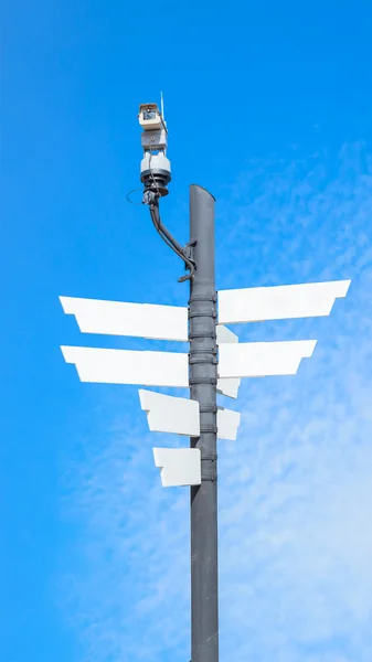 Cámara de seguridad CCTV letrero inalámbrico y en blanco y cielo azul —  Fotos de Stock