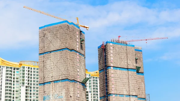 Byggnad under byggarbetsplats och blå himmel, wrap för säkerhet — Stockfoto