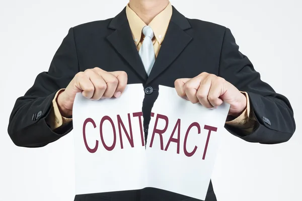 Бизнесмен разрывает листовую бумагу, концепция управления контрактами — стоковое фото