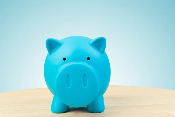 Piggy bank på skrivebord eller bord - Stock-foto