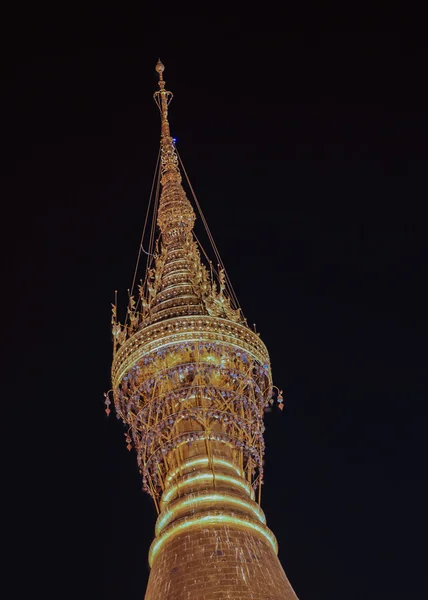 Diamante no topo do pagode Shwedagon em Rangum, Mianmar — Fotografia de Stock
