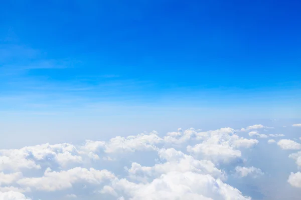 Fondo azul cielo con nubes blancas — Foto de Stock