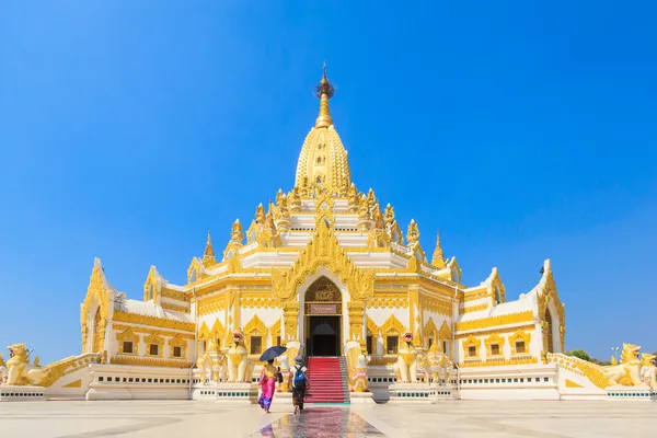 Tempel namen "swe taw myat" buddha tand relikwie pagada, yangon m — Stockfoto