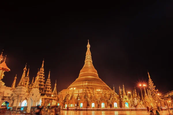 Shwedagon pagoda in Yangon, Myanmar — Stok fotoğraf