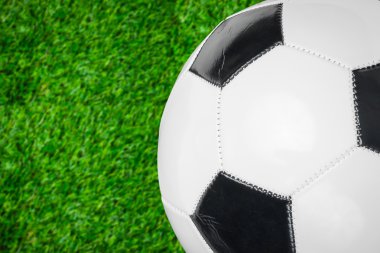 Sahada futbol topu