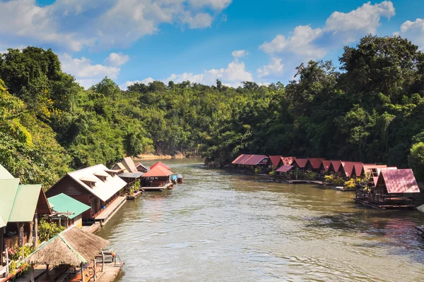 Maison flottante dans la rivière Kwai en Thaïlande — Photo