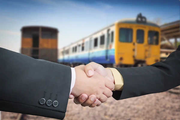 Handshake empresário com transporte ferroviário backgro logístico — Fotografia de Stock