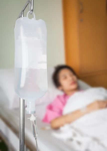 Infusion bottle with saline solution for patient in hospital roo — Stock Photo, Image
