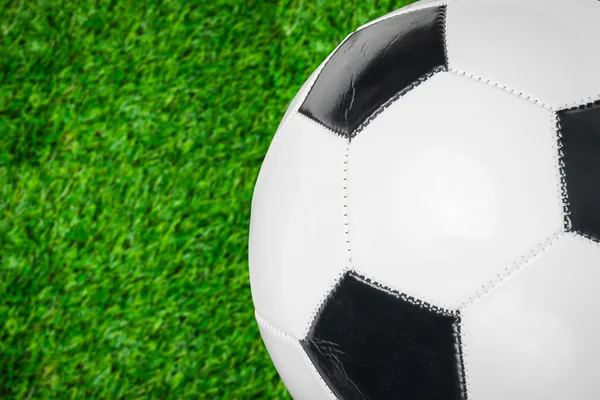 Pallone da calcio sul campo — Foto Stock