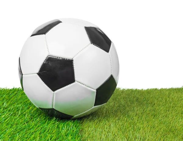 Fußball auf dem Feld, weißer Hintergrund — Stockfoto